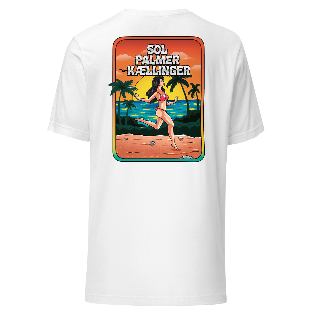 Hvid T-shirt med et tegneseriedesign af en kvinde, der løber på en strand ved solnedgang, med palmer og teksten "Sol Palmer Kællinger." Fremstillet af 100% bomuld for enestående trøjekvalitet. Produktnavn: Sol, palmer og kællinger Tee fra Droep.